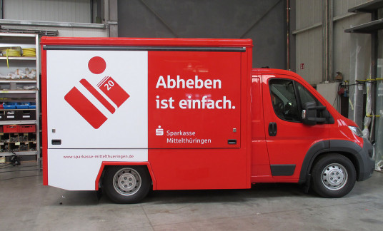 Transporter-Beschriftung für einen mobilen Geldautomaten der Sparkasse Mittelthüringen
