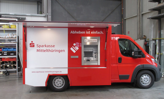 Transporter-Beschriftung für einen mobilen Geldautomaten der Sparkasse Mittelthüringen