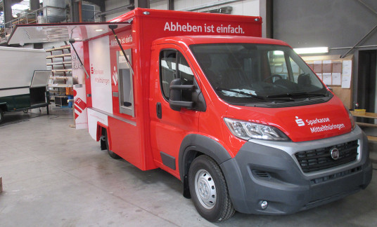 Transporter-Beschriftung für einen mobilen Geldautomaten der Sparkasse Mittelthüringen