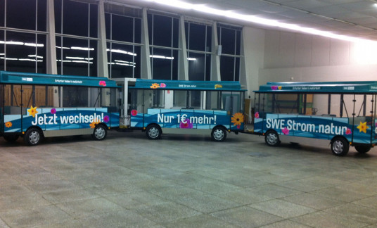 Neue Busbeschriftung für den EGA Express und Vollfolierung Triebwagen