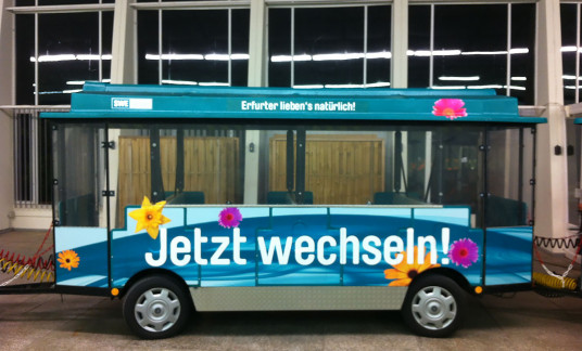 Neue Busbeschriftung für den EGA Express und Vollfolierung Triebwagen