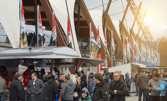 Die Hissfahne als stilsicheres und zeitloses Werbemittel Die Hissfahne als stilsicheres und zeitloses Werbemittel