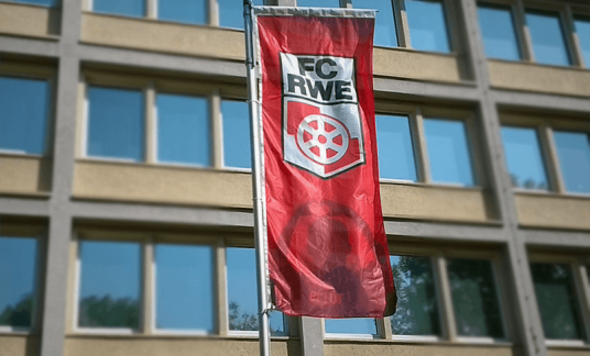 Die Hissfahne als stilsicheres und zeitloses Werbemittel Die Hissfahne als stilsicheres und zeitloses Werbemittel