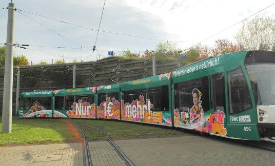 Straßenbahnwerbung für die Stadtwerke Erfurt Energie GmbH "Erfurter lieben's natürlich!"