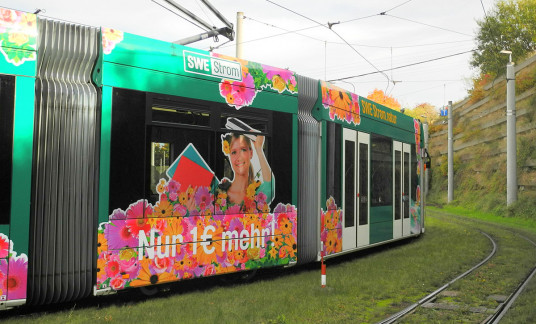 Straßenbahnwerbung für die Stadtwerke Erfurt Energie GmbH "Erfurter lieben's natürlich!"