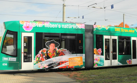 Straßenbahnwerbung für die Stadtwerke Erfurt Energie GmbH "Erfurter lieben's natürlich!"