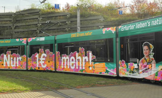 Straßenbahnwerbung für die Stadtwerke Erfurt Energie GmbH "Erfurter lieben's natürlich!"