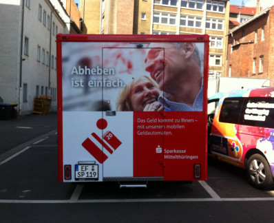 Transporter-Beschriftung für einen mobilen Geldautomaten der Sparkasse Mittelthüringen